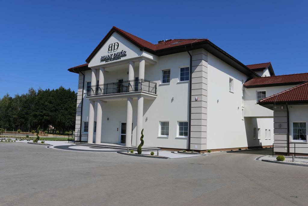 Bialy Dwor Bed & Breakfast Rychwal Exterior photo
